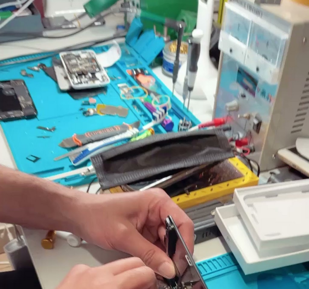 Profi-Reparatur eines Smartphones an der Werkbank